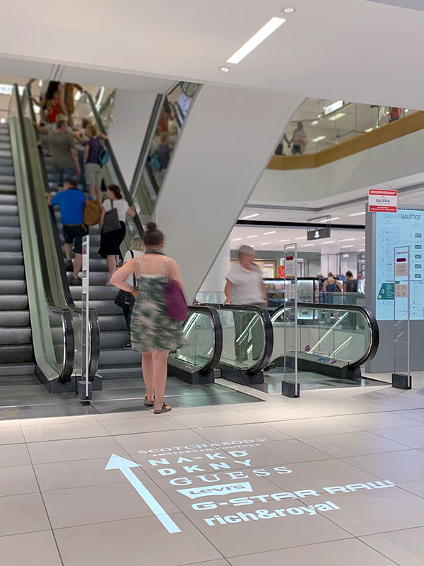 Projection logo lumineux au sol magasin