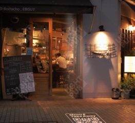 Phygital lighting via projection de QR code lumineux au sol pour commande restaurant en ligne