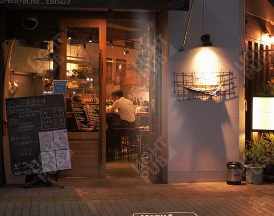 Phygital lighting via projection de QR code lumineux au sol pour commande restaurant en ligne