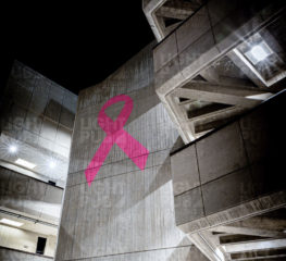 Projection d’un ruban rose lumineux sur une façade pour manifester son soutien au cancer du sein