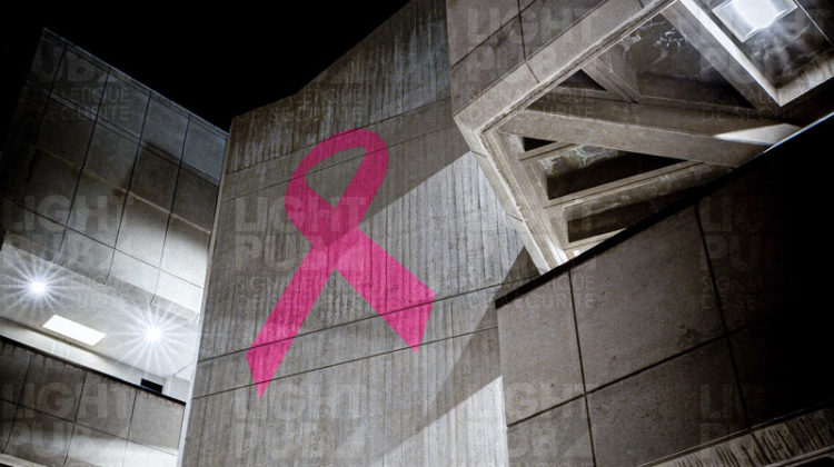 Projection d’un ruban rose lumineux sur une façade pour manifester son soutien au cancer du sein